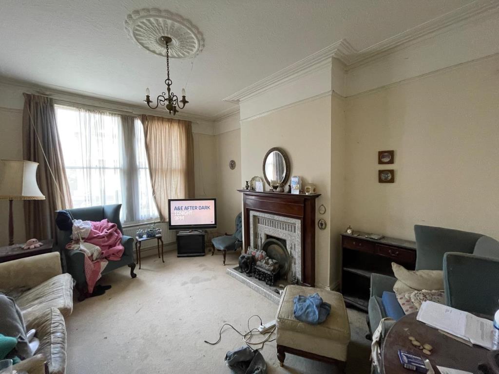 Lot: 37 - FREEHOLD BLOCK TWO LARGE THREE-BEDROOM FLATS - Flat two living room
